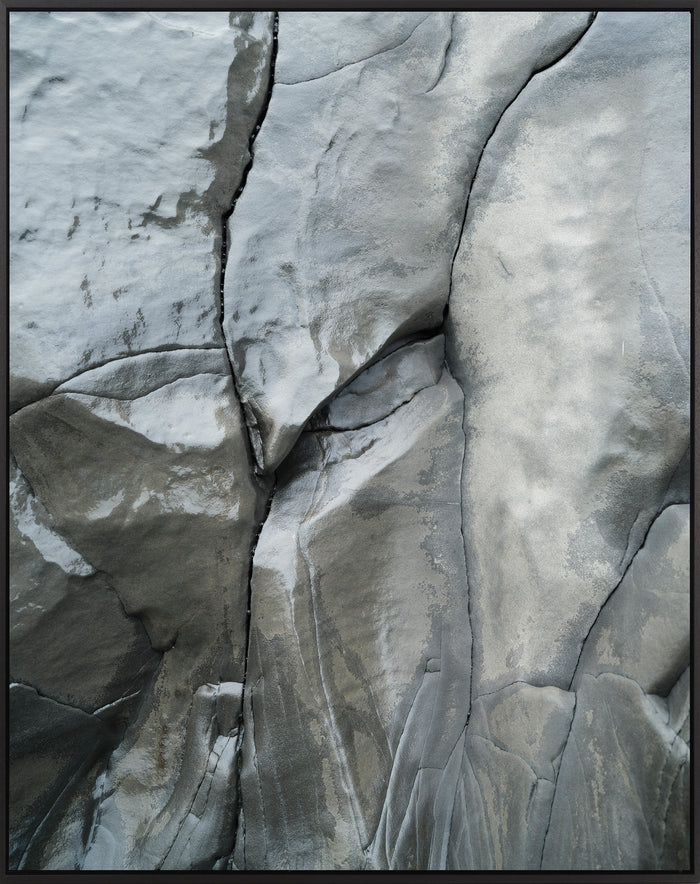 Regnvåde klipper fotograferet på Black Beach på Island. Billederne er tilført struktur. Grålige toner.