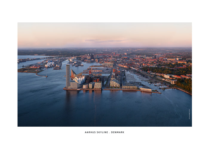 Aarhus Skyline, Lighthouse, Marseligborg slot, Aarhus havn, universitet. Varmt morgenlys med blå og rosa toner.