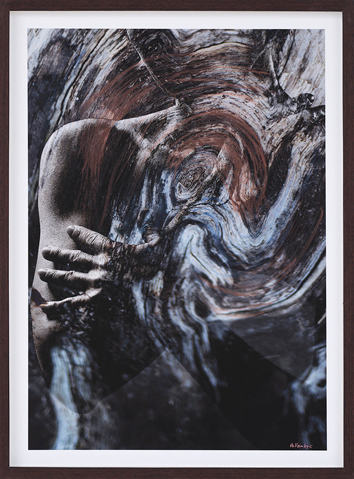 Fotokunst kvinde der smelter sammen med årringe af træ. Kobbermaling og changerende blå maling i cirkelformede bevægelser.