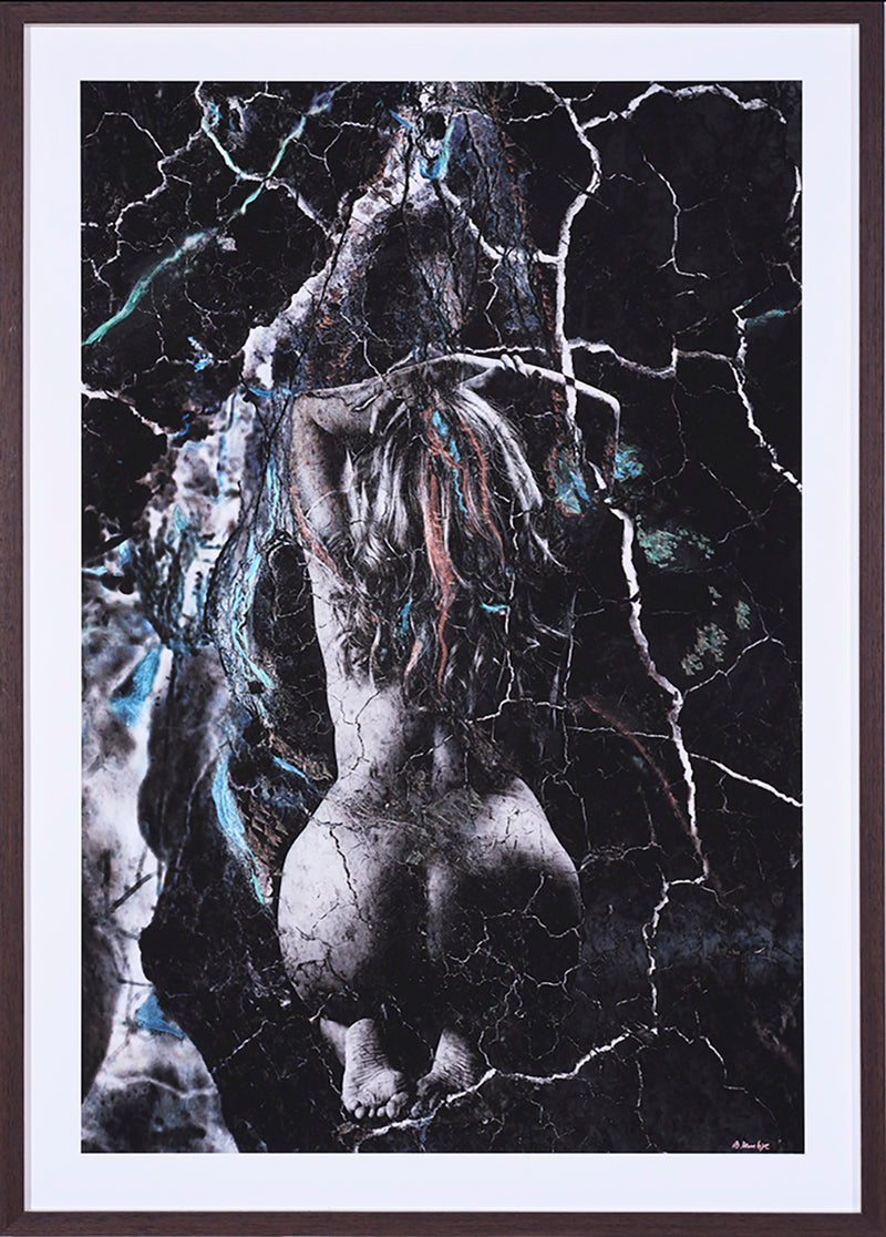 Fotokunst kvinde med ryggen til, og hænderne over hovedet. Sidder i en hule. Farverne er kobber, blå og sort hvid.
