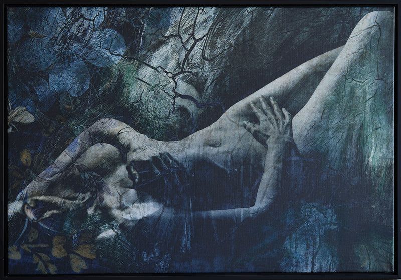Fotokunst af liggende kvinde. Printet på lærred. Blomstret tapet. Krakeleringer. 