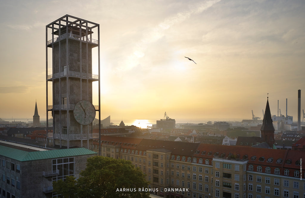 Køb stemningsfuldt fotografi af Aarhus Rådhus 100x65 cm – Art by ...